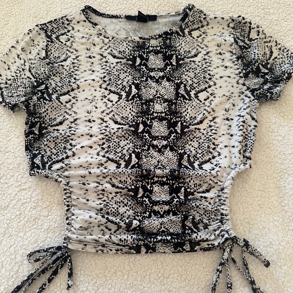 Forever 21 Women's Black and Cream Crop-top size small - Picture 12 of 12